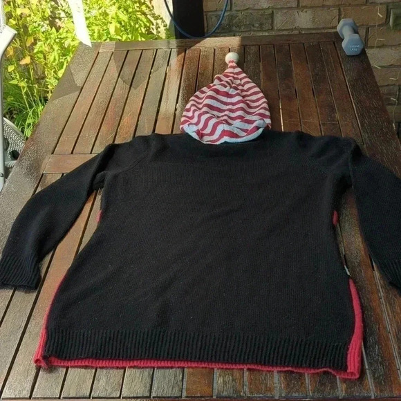 Santa's Favourite Sweater - Picture 8 of 9